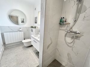 En suite shower room- click for photo gallery